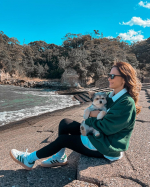 ..近所の海へお散歩🐶思った以上に風が強かった🥲.楽ちんコーデにはレギンスがピッタリ👍スリムウォーク 着圧リブレギンスを着用😚..リブだからお洒落感あるし、着圧なのに、キツくなくて&hellip;のInstagram画像