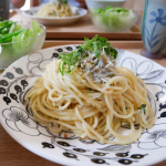 玉露園の梅こんぶ茶をモニター中です。梅こんぶ茶としらすのパスタを作りました。梅の爽やかな香りがするパスタです。パスタもサラダもスープもグリーンばっかりの食卓になりました🍴(材料)(2人分)&hellip;のInstagram画像