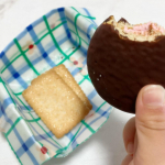 .エコなラップを子供が手作り👦🏻✨.アイロンを使ってただの布を"繰り返し使えるラップ"に変身させるそれが『みつろうラップ』です❣️.今回のは自由学習ができるワーク付きのもの。今年新入生&hellip;のInstagram画像