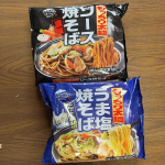 今日の#おひるごはん旦那、繁忙期につき今日もお仕事中。そんな祝日のおひるごはんは簡単に済ませたい&hellip;。いただきものの冷凍食品を。キンレイ・ソース焼そば・うま塩焼そばレンジで温めて、お&hellip;のInstagram画像