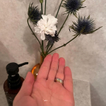 アミノ酸オーガニックシャンプーオーロラシャンプーコンディショナーやトリートメントなしでつるつるの髪の毛になるのでお気に入りで使っています♪泡立てて泡がパックになるとのことで、いつも髪の毛を洗&hellip;のInstagram画像