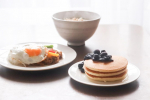 先日、夕飯でベジカフェの・パンケーキ・ガパオ・しょうゆそぼろを家族で食べました。（下の子はまだ食べれないので別メニューです）パンケーキはもちもちしていてそのままでも美味しいけどちょっと甘&hellip;のInstagram画像