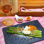 .大好きなアスパラ❤️バターソテーして即席レンチン温玉をトッピングパルミジャーノとブラックペパーを挽いたら、先日のアーモンドフェスティバルのアーモンドを砕いたものも散らして、最後に @shoda&hellip;のInstagram画像