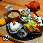 .恒例？寄せ集めお惣菜ランチ💕🍴お品書き🍴・春巻き・ちくわのねぎ味噌焼き &rArr;青唐辛子味噌&生七味・卵とほうれん草のサラダ &rArr;極ふりかけ・菊芋としめじの炊いたん &rArr;麺つゆ・花わさびの麺つ&hellip;のInstagram画像