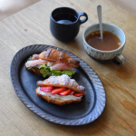 朝から幸せ〜😍この間のクロワッサン、大切に冷凍保存しておいたのでリベイクしていちごホイップと生ハムクリチのクロワッサンサンドにしました！冷凍しても全く味が落ちてないから、大量に作って冷凍&hellip;のInstagram画像