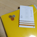 ・・☆糸ボタンと糸のセット＋糸が通しやすい針☆・「糸ボタン」は、1本の糸だけでできたエコなボタンです。それぞれのボタンの色にあった糸がセットされています。・「糸が通しやすい針」は、針頭のV&hellip;のInstagram画像