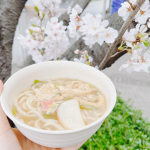 .桜が咲いてきたのでお花見しながら【キンレイ】のおうどんを食べました𓂃🌸キンレイお水がいらない 京風だしのおうどんだし、麺、具が一つになった冷凍麺をそのままお鍋に入れて温めるだけなの&hellip;のInstagram画像