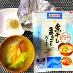 マルトモの煮干しまるごとだしの素使ってお味噌汁を♩煮干したっぷりなので香りと旨みが豊かな一品に。小容量の小分けタイプでは無いけどチャック付きの外袋もあるし毎日のように使うのでこれでもO&hellip;のInstagram画像