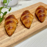 @uniikurasan ◁過去の投稿はこちら🐈&zwj;⬛猫『焼きたてクロワッサン🥐』生地がもう成形されてる冷凍クロワッサン😊焼くだけで外からカリ中フワができた✨ミニサイズだから、3-4個は&hellip;のInstagram画像