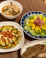 旦那さんの誕生日🎂ディナー。鳥ミンチバーグのトマト煮込み玉ねぎを入れてつなぎ無しで作ったら、食べ応え抜群だった！旦那にも好評。1歳息子もパクパク食べて嬉しかった🤗生ハムパプリカサラダクルク&hellip;のInstagram画像