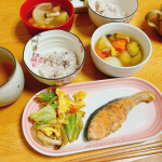 今日の晩ごはん。#鮭のバジルソテー #野菜炒め #ポトフ 野菜炒めとポトフはともが作ってくれてた☺️さっきパン食べた所やけど&hellip;塾バイト行きやるから早めの晩ごはん！お腹空いてないから進まな&hellip;のInstagram画像