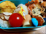みつりちゃん弁当が良い！塩昆布おにぎりが良い！とおちびーぬくん😂お別れ遠足があるというので&hellip;起きて冷蔵庫を開けると何も無い状態でした😅取り敢えず海苔は個包装のが一つ余っていたのとスライスチ&hellip;のInstagram画像