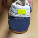 反射板チビ子の靴に付けてみた靴が小さすぎてcutしたけど剥がれちゃうかな?#PR #株式会社KAWAGUCHI #反射 #安心 #ラベル #夜間 #夜道 #散歩 #塾帰り #交通事故対策 #ウォ&hellip;のInstagram画像