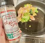 クレイジーソルト味付けに迷ったらとりあえずこれかけとけば間違いなし！！！ハーブの風味が美味しい〜。お肉や魚のメイン料理はもちろん、野菜をちょっと炒めたり、副菜にも合う！#PR #日&hellip;のInstagram画像