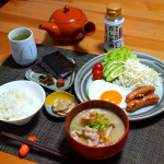 .おはようございます☀️たまにはご飯と残り物の豚汁で和な朝食🍚. . .って今朝ではありませんが😂(いつも時差投稿ですみません💦)そしてご飯とお味噌汁でも、おかずはパンの時と変わらない🤣&hellip;のInstagram画像