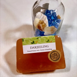 前回に続き2回目の投稿です。製造から包装まで手作りのハンドメイドソープ「MARCHEVON(マルシェボン)」。上質で芳醇な風味から「紅茶のシャンパン」と称される、ダージリンをイメージした石け&hellip;のInstagram画像