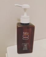 haruのkurokamiスカルプ使ってみました✨100%天然由来で無添加！素材にこだわったリンスのいならいシャンプーです💕泡立ちは良く、香りはほぼないです😳説明には天然精油の香りとありま&hellip;のInstagram画像