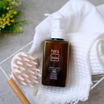 &middot;haru kurokami スカルプ最近、抜け毛やボリュームダウン、ハリコシのなさが気になりつつ何となく良いと思って使っているヘアケア品。シャントリにブースターなどをプラスしたりとアイテムは&hellip;のInstagram画像