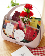 .野菜をMOTTO ベジもっとスープ4個 母の日バスケットをお試しさせていただきました。淡いピンクのバスケットに野菜をMOTTOのスープとメッセージカード、造花のカーネーションが入っています。&hellip;のInstagram画像