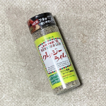 .クレイジーライムをおためししました。ライムをベースに、ブラックペッパーや岩塩をバランス良く配合。ライムの風味が引き立つ味わいに仕上げてくれるスパイスソルトです。今回はベビーホタテと鮭にふりか&hellip;のInstagram画像