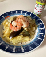 茄子とキャベツと海老炒め🦐ふるさと納税の冷凍むき海老がとても便利🤗大きくて食べ応えも最高です⭐️1歳半の子どもに取り分けるので、調理の時は薄めの味付け。自分の分にはモニターで頂いた #クレイジ&hellip;のInstagram画像