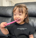 ⁡⁡ゆめちゃんの歯ブラシを新調したんだけどいい感じ~💗⁡スイス産まれのおしゃれな歯ブラシ🪥持ちやすくて毛の本数も4290本。ゴムコーティングされてるから口の中を傷つけにくくなっていて&hellip;のInstagram画像