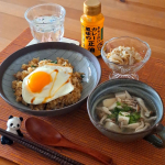 .休み前の本日のテレワークランチ・カレーチャーハン・豆腐としめじのスープ・もやしのナムル牛挽肉と実家の新玉ねぎを炒めて軽く塩コショウして、ご飯も加えて炒め@shoda_shoyu1873&hellip;のInstagram画像