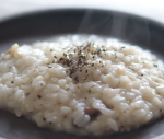 ３０秒でシェフの味🤩今日のお昼は家で食べたいけどどうしよう~~~。悩んでた今日の救世主✺☆必要なのはホカホカご飯とちょっとのお湯𖠚՜混ぜ混ぜして、あっという間にリゾット♡スムー&hellip;のInstagram画像