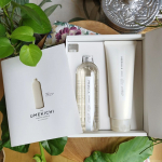 MEDULLAオーダーメイドシャンプー＆トリートメント✨届くまでワクワクします🩷髪のパサつきや広がりが気になってた私。届いたのは&uarr;の商品。『光り輝く艶髪』に近づく為のヘアケアセット。シャ&hellip;のInstagram画像