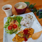 🍙おうちランチ🍙納豆オムレツとおにぎりのワンプレートランチおにぎりには『しそ昆布』ふりかけを使いました🍙少なめのふりかけをご飯に混ぜて、三角おにぎり作ったあとに、もう少しふりかけました！&hellip;のInstagram画像