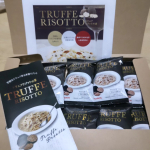 トリュフリゾットの素を10袋頂きました✨お洒落な包装にドキドキ。袋を開封したら美味しそうなリゾットの上品な香り✨固形なので綺麗に混ざるか不安だけどお湯をかけたらさらさらっと溶けていきます😊そこで更に&hellip;のInstagram画像