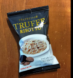 白ご飯にリゾットの素を乗せてお湯をかけて混ぜるだけで簡単！本格的！超美味😋今度はアレンジメニューに挑戦してみます(๑&bull;̀ㅂ&bull;́)و✧#PR #ピルボックスジャパン株式会社 #トリュフ #トリュフリ&hellip;のInstagram画像