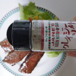 「クレイジーソルト」結晶状の岩塩をベースに、数種類のハーブとスパイスをブレンドした調味料です。お肉やお魚、サラダなど様々な料理に使えます。先日はクレイジーソルトを使って、サーモンとマグロのカ&hellip;のInstagram画像