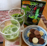 玉露園の濃いグリーンティーのモニター中です。抹茶の味の濃いグリーンティー、お水で溶いても牛乳で溶いても楽しめます。お水でスキッと、牛乳でまろやか、です。次はデザートに使ってみようと思います。&hellip;のInstagram画像