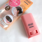 テンスターヘナ 白髪用カラースティック続けて使っております！今回は実際に使っているところを。白髪を隠すことが目的ではありますが、アホ毛対策にもなる優れものウォータープルーフで突然の雨でも焦&hellip;のInstagram画像