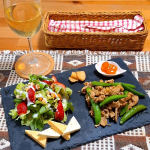 .GWに実家から貰ってきたスナップえんどう、大葉のベビーリーフ、苺で🥂🍴おしながき🍴・豚肉とスナップえんどうのカレー正油マヨ炒め・苺と大葉ベビーリーフのサラダ・チーズ2種・菊芋味噌漬け&hellip;のInstagram画像