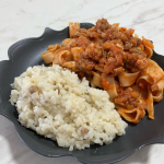 .本日のお手軽ボリューミーなランチタイム🍽️.手作りしたボロネーゼにご飯と混ぜるだけの簡単リゾット🥹❤️.食欲が増してるここ最近、ちょっと多すぎたけど満足できました😂.リゾットはフリ&hellip;のInstagram画像