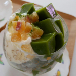 玉露園の濃いグリーンティーのモニター中です。抹茶寒天を作って、パフェ仕立てにしました。水にもよく溶けるので、デザート作りにも重宝します。(材料)グリーンティー 25g水 250cc粉寒天&hellip;のInstagram画像