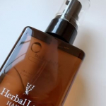 ⋆┈┈┈┈┈┈┈┈┈┈┈┈┈┈┈⋆⋆☽︎&middot;̩͙《ハーバルリーフ オーガニックヘアオイル》ほぼ、毎日高温でダイソンエアラップで巻き巻きしてる私のロングヘアーヘアオイルは手放せなくてハー&hellip;のInstagram画像