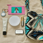 スマートタグデビュー🥀ケースにリングが付いてたのでカバンにつけたりしてたんだけど、使う中で見失いがちなものにつけた方がいいな〜と思って小さい方のサブ財布につけてみた！ほかにもメインのお直しポー&hellip;のInstagram画像