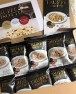 prトリュフリゾットの素．簡単すぎて美味しい😋トリュフ入りのリゾットがこんなに簡単にできて良いのか温かいご飯の上に、フリーズドライのトリュフリゾットの素をのせて、熱湯90cc注いで混ぜるだけ。&hellip;のInstagram画像