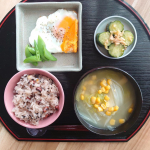 おはようございます☺️本日の朝ごはん🌱三原堂さんの御赤飯 🌱味噌汁 とうもろこし、白菜、油揚げ🌱蛇腹きゅうりの冷菜🌱卵焼きとスナップえんどういただきものの御赤飯は、蒸籠で蒸し直してもっ&hellip;のInstagram画像