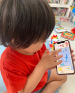 知育アプリ！3歳の陽士に4歳用をやってもらいました。文字を書くのはまだ難しいけど、まちがいさがしや影に合うスタンプを押そう的なやつはしっかりでしました！問題文を読み上げてくれるから1人でもできる&hellip;のInstagram画像
