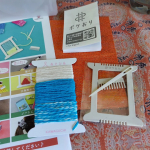 この度は、株式会社KAWAGUCHIさまから、ポケおりキットをお試しする機会に恵まれました❤これは、いつでもどこでも楽しめるポケットサイズのミニ織り機とあそび糸のセットです✨かけて、とおすの2&hellip;のInstagram画像