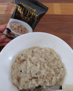 今まで食べたリゾットの中で1番美味しい✨簡単なのに本格的❗お店で食べるようなお味が家でも楽しめるので最高🎵忙しい時にたった1分で出来る、子育て中のママさんにオススメ🌼お好みでこしょうやチ&hellip;のInstagram画像