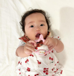 5ヶ月になって何でもお口に入れたがりさん🥹🩷歯固めあげたら上手にカミカミ✨楽しそうで嬉しそうだった😘握りやすそうで歯ブラシのようになってるから歯ブラシの練習にも良さそうだった👌🏻.#PR &hellip;のInstagram画像