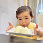 ⠀今日のおやつは塩むすび🍙ˎˊ˗ 海の精あらしおを使って作りました🌿みなさんは普段から精製塩と天然塩の違いって意識してますか？🛒スーパーなどで売られている安い塩は精製塩か&hellip;のInstagram画像