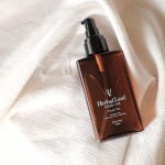 ハーバルリーフ オーガニックヘアオイルさらっとしているヘアオイル！お風呂上がりのドライヤーの前にも、朝のヘアセットの時にも使えます。ベタつきも少なくて嬉しい♪私はドライヤーの前に使っています&hellip;のInstagram画像