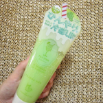 【フラッペジェル】まるでかき氷のようなボディジェル。冷感成分*配合で常温のままでもひんやりするし、さらに凍らして使うことも！*メントール、メントキシプロパンジオールによる清涼感・アイス白桃&hellip;のInstagram画像