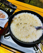 たった30秒で本格トリュフリゾットが作れる、フリーズドライ製法のトリュフリゾットの素「濃厚トリュフリゾットの素」を食べてみました。食べ方は、器に暖かいご飯を入れて「濃厚トリュフリゾットの素」を乗&hellip;のInstagram画像